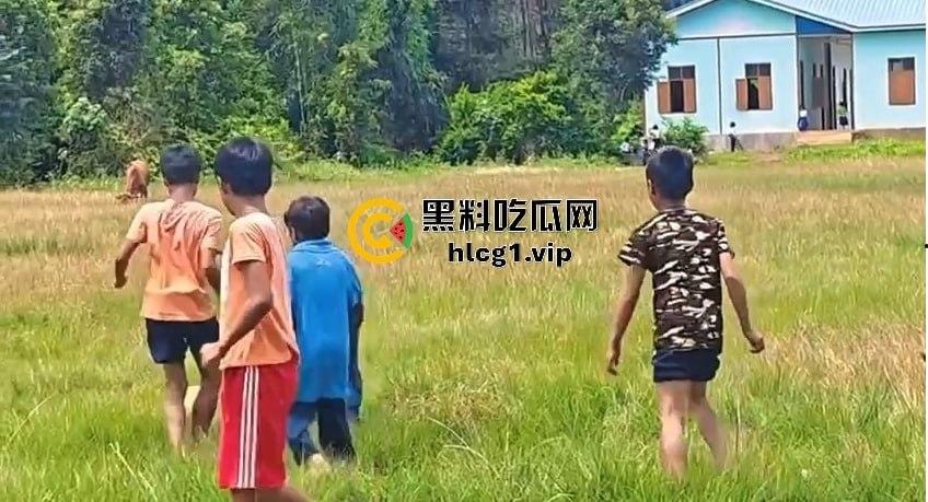 足球小子上演‘国足即视感’!场上到底是在踢球还是在踢人,有海参哥那味了!