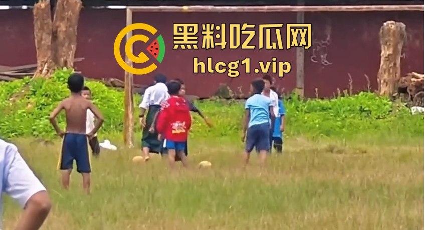 足球小子上演‘国足即视感’!场上到底是在踢球还是在踢人,有海参哥那味了!