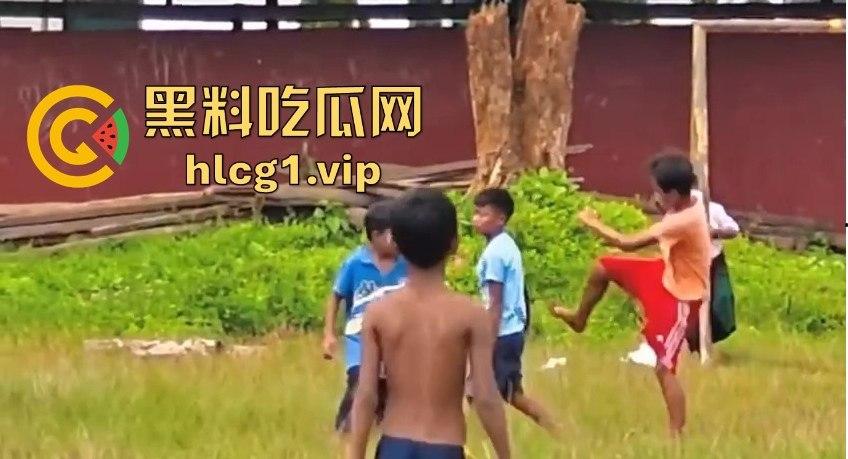 足球小子上演‘国足即视感’!场上到底是在踢球还是在踢人,有海参哥那味了!