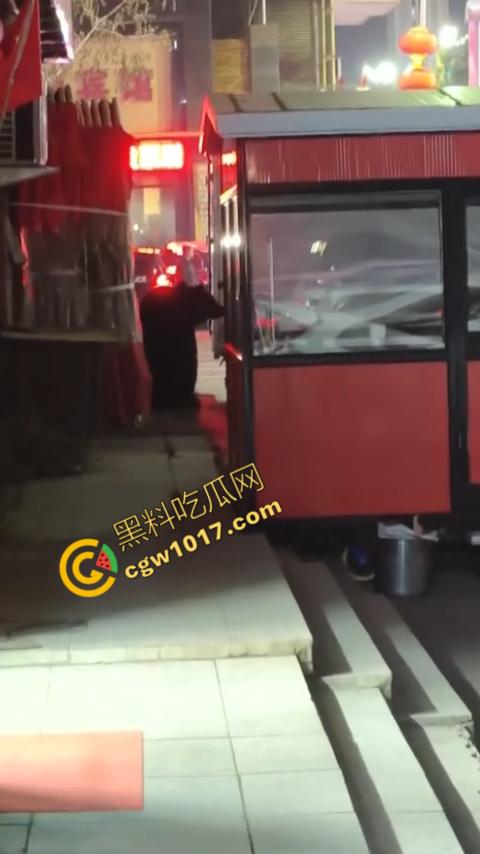 惊讶!宝清市街头惊现巨熊,警察开枪击毙,血洒街头,网友热议动物保护与城市安全!