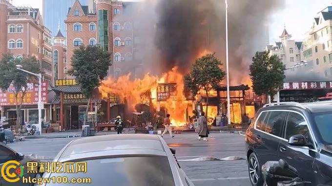 郑州东建材突发火灾，现场浓烟滚滚，火舌漫天，多视角现场直击，这会老板估计还在闷闷哭