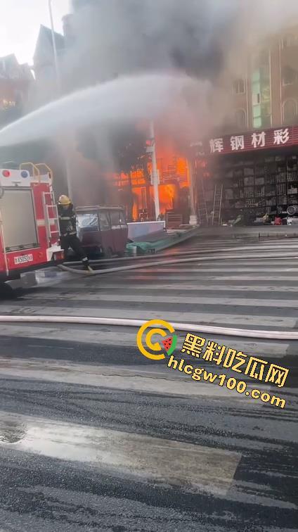 郑州东建材突发火灾,现场浓烟滚滚,火舌漫天,多视角现场直击,这会老板估计还在闷闷哭