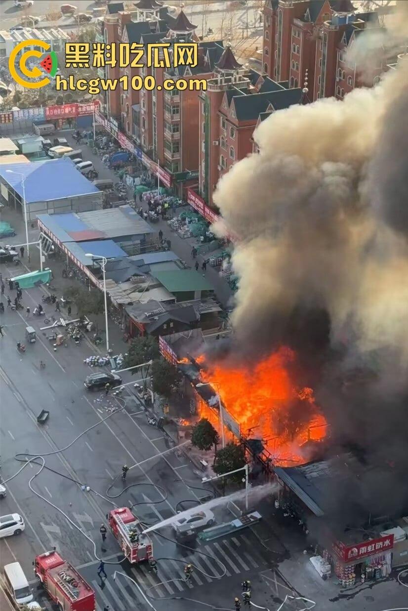 郑州东建材突发火灾,现场浓烟滚滚,火舌漫天,多视角现场直击,这会老板估计还在闷闷哭