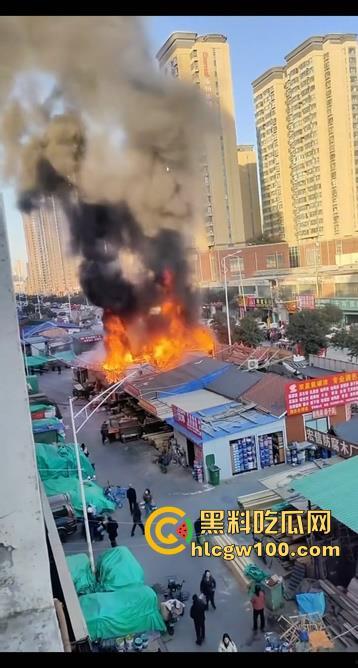 郑州东建材突发火灾,现场浓烟滚滚,火舌漫天,多视角现场直击,这会老板估计还在闷闷哭