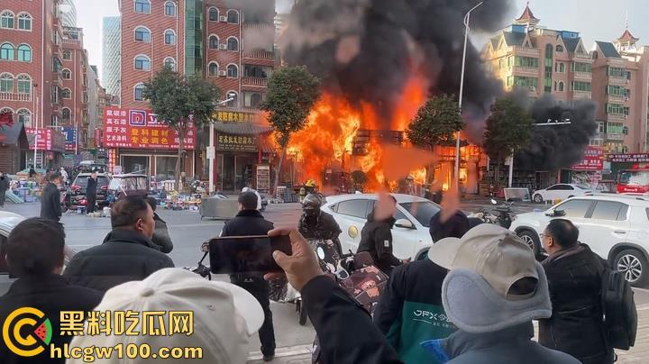 郑州东建材突发火灾,现场浓烟滚滚,火舌漫天,多视角现场直击,这会老板估计还在闷闷哭