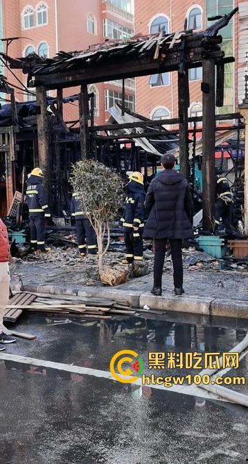 郑州东建材突发火灾,现场浓烟滚滚,火舌漫天,多视角现场直击,这会老板估计还在闷闷哭