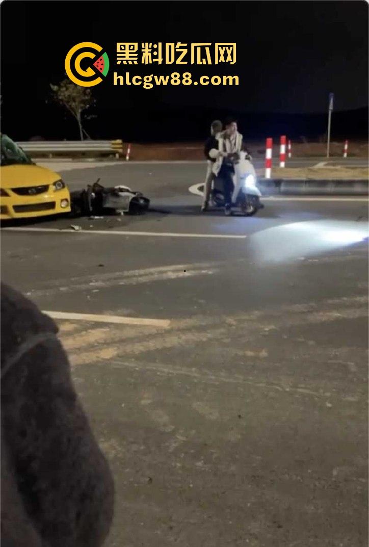 广东江门精神小伙儿行驶改装摩托与无牌轿车碰撞发生惨烈车祸 摩托车主当场凉了 车祸现场曝光!