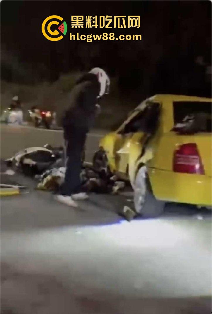 广东江门精神小伙儿行驶改装摩托与无牌轿车碰撞发生惨烈车祸 摩托车主当场凉了 车祸现场曝光!