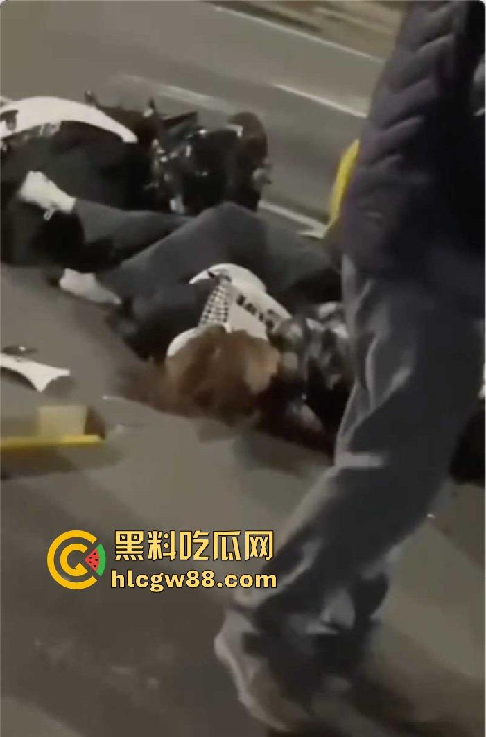 广东江门精神小伙儿行驶改装摩托与无牌轿车碰撞发生惨烈车祸 摩托车主当场凉了 车祸现场曝光!