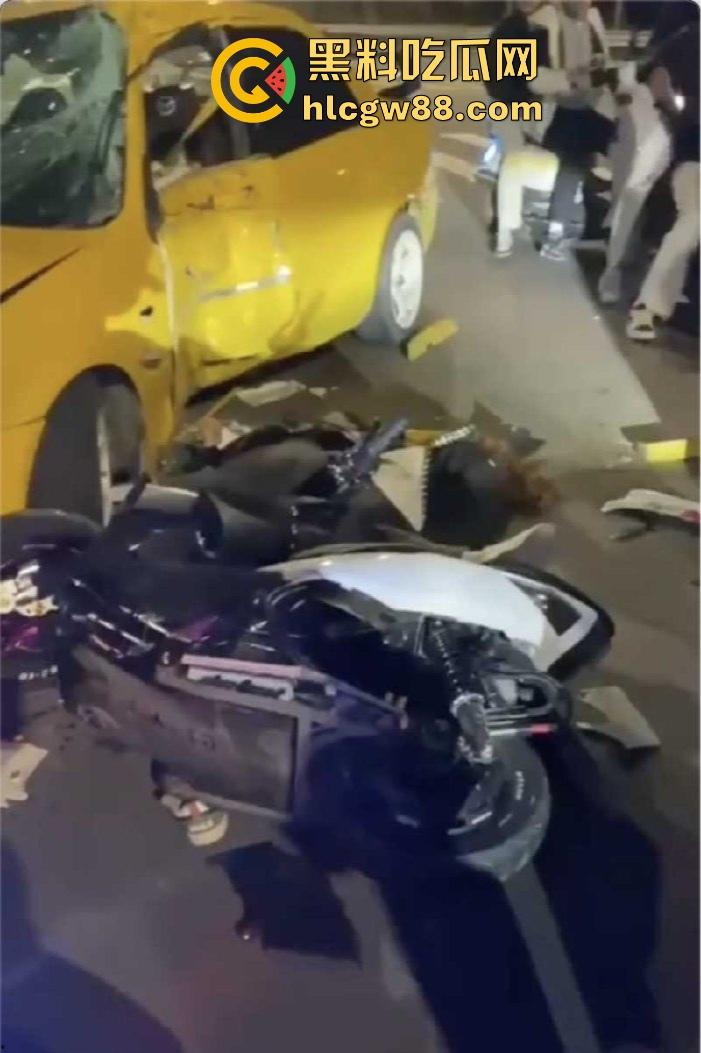 广东江门精神小伙儿行驶改装摩托与无牌轿车碰撞发生惨烈车祸 摩托车主当场凉了 车祸现场曝光!