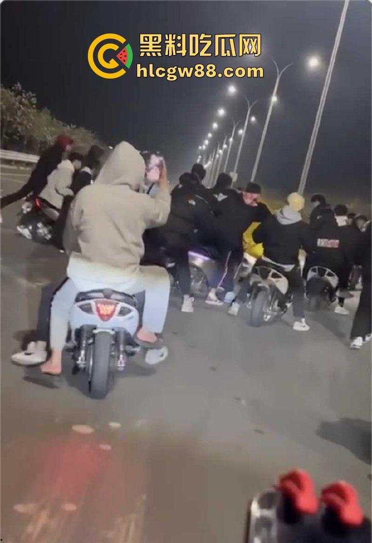 广东江门精神小伙儿行驶改装摩托与无牌轿车碰撞发生惨烈车祸 摩托车主当场凉了 车祸现场曝光!