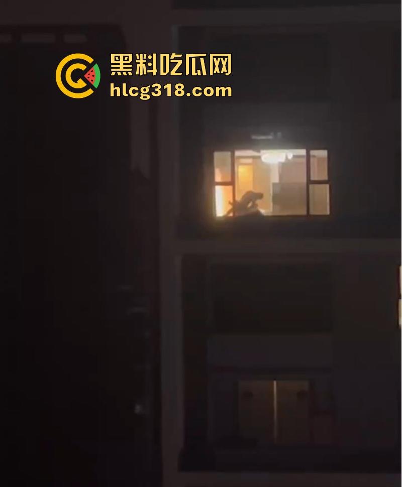 商务套房惊现落地窗前激情做爱!灯也不关窗帘也不拉 多种姿势爆操打桩不停 看得人饥渴难耐!