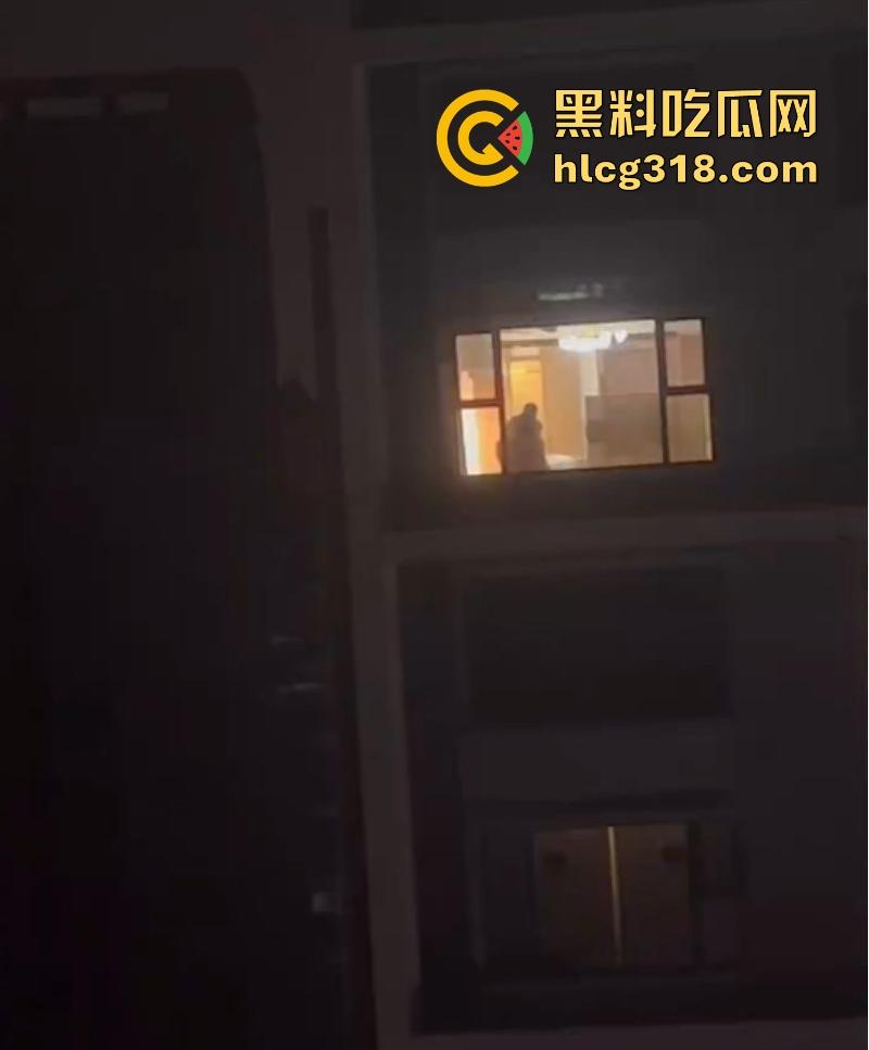 商务套房惊现落地窗前激情做爱!灯也不关窗帘也不拉 多种姿势爆操打桩不停 看得人饥渴难耐!