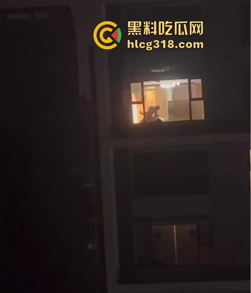 商务套房惊现落地窗前激情做爱!灯也不关窗帘也不拉 多种姿势爆操打桩不停 看得人饥渴难耐!