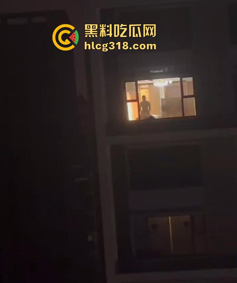 商务套房惊现落地窗前激情做爱!灯也不关窗帘也不拉 多种姿势爆操打桩不停 看得人饥渴难耐!