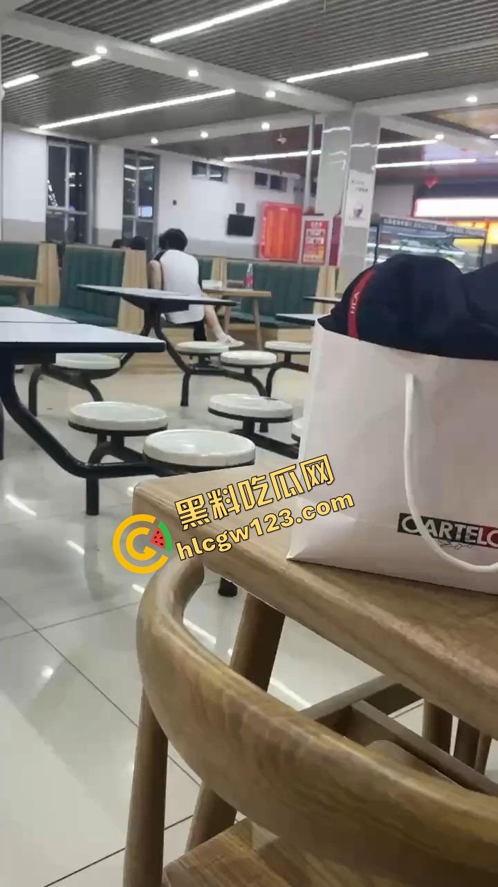 山西应用科技学院情侣在食堂开车!女的夹腿骑腰全程激情演出,你tm是在吃饭还是在拍无码片?