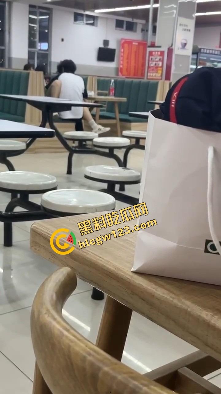 山西应用科技学院情侣在食堂开车!女的夹腿骑腰全程激情演出,你tm是在吃饭还是在拍无码片?