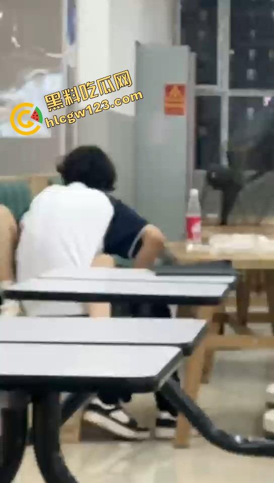 山西应用科技学院情侣在食堂开车!女的夹腿骑腰全程激情演出,你tm是在吃饭还是在拍无码片?