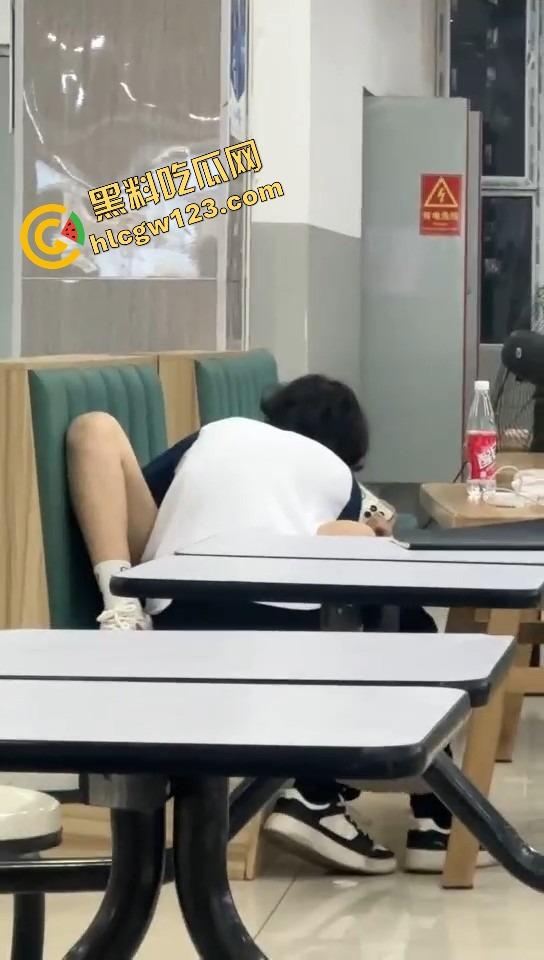 山西应用科技学院情侣在食堂开车!女的夹腿骑腰全程激情演出,你tm是在吃饭还是在拍无码片?
