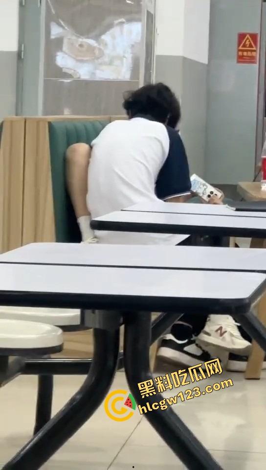 山西应用科技学院情侣在食堂开车!女的夹腿骑腰全程激情演出,你tm是在吃饭还是在拍无码片?