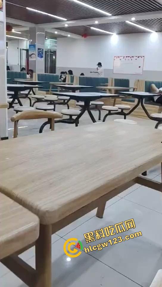 山西应用科技学院情侣在食堂开车!女的夹腿骑腰全程激情演出,你tm是在吃饭还是在拍无码片?