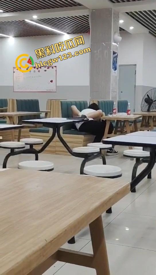 山西应用科技学院情侣在食堂开车!女的夹腿骑腰全程激情演出,你tm是在吃饭还是在拍无码片?