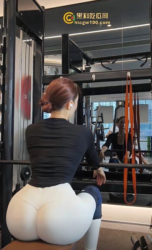 抖音50万粉网红【健身小猫】第二弹,与2023亚洲小姐【蕾蕾醒了没】新加坡金沙酒店伺候金主3P激爱视频流出!