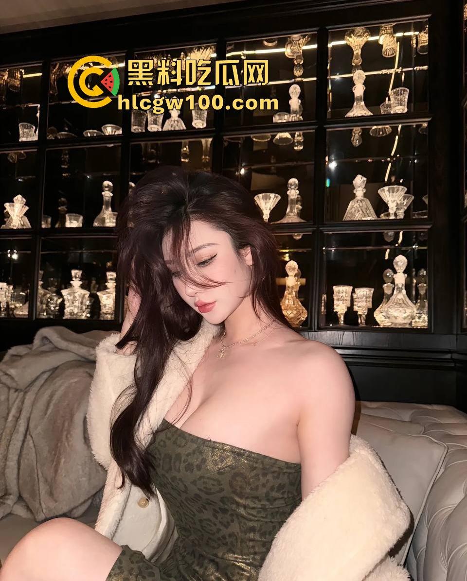 抖音50万粉网红【健身小猫】第二弹,与2023亚洲小姐【蕾蕾醒了没】新加坡金沙酒店伺候金主3P激爱视频流出!