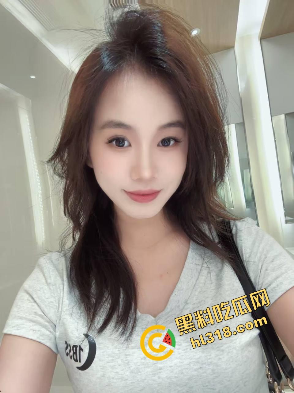 上海心悦传媒老板中午带秘书『张婧』开房，落地窗前女秘书当舔狗跪地含屌，每一口都说是对老板的忠诚！