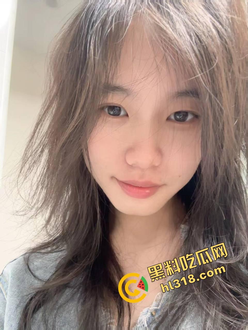 上海心悦传媒老板中午带秘书『张婧』开房,落地窗前女秘书当舔狗跪地含屌,每一口都说是对老板的忠诚!