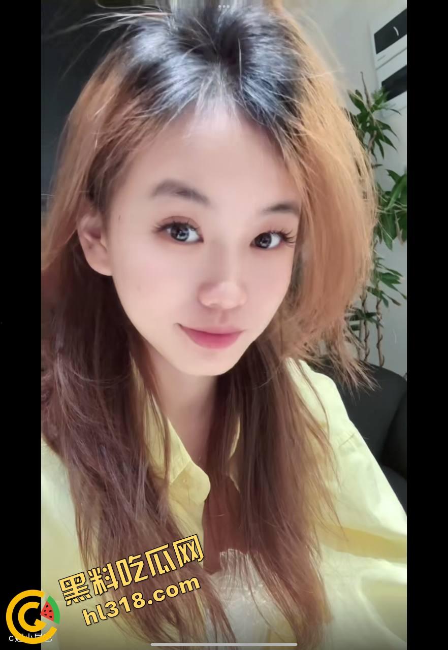 上海心悦传媒老板中午带秘书『张婧』开房,落地窗前女秘书当舔狗跪地含屌,每一口都说是对老板的忠诚!