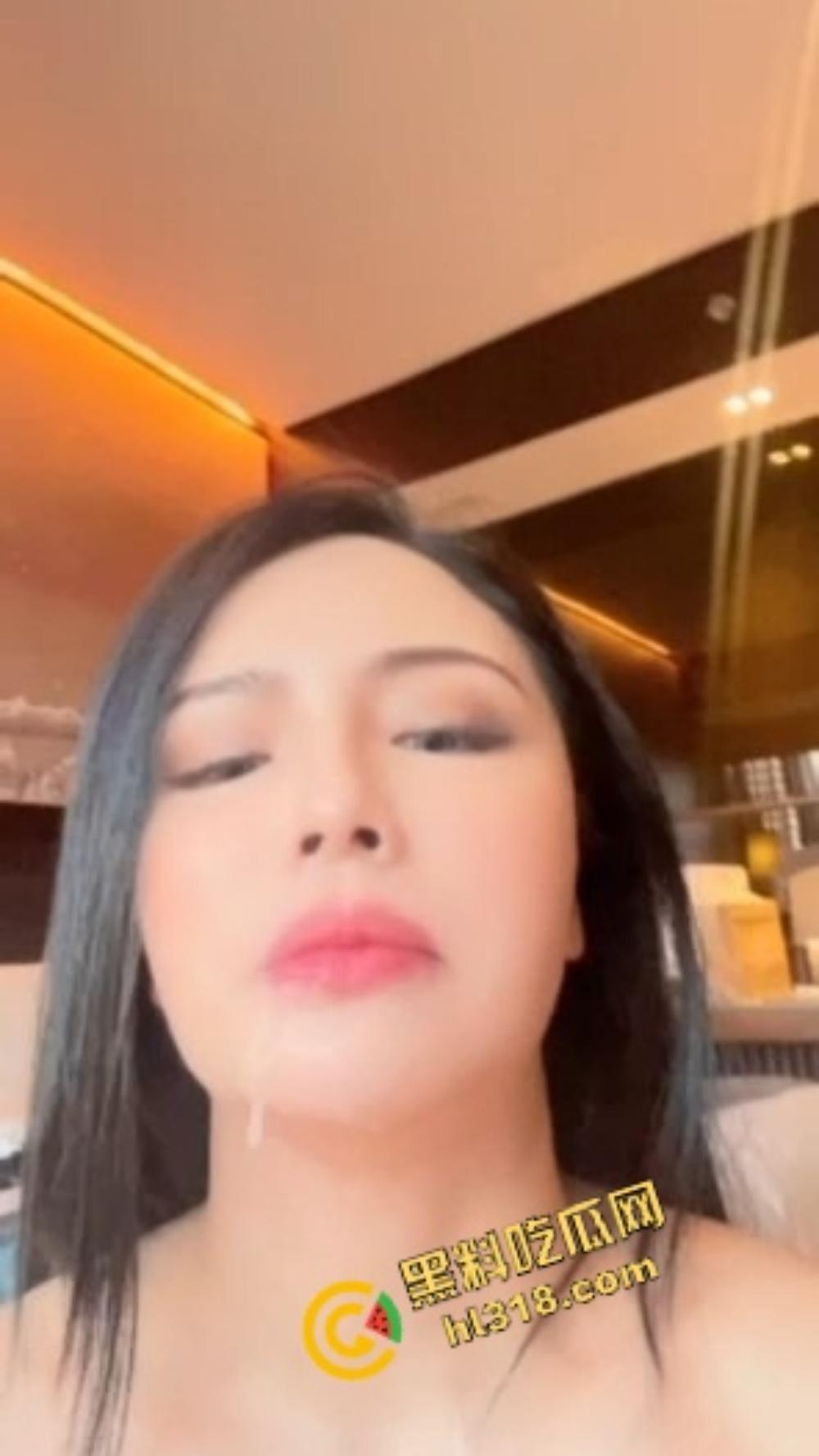 上海心悦传媒老板中午带秘书『张婧』开房,落地窗前女秘书当舔狗跪地含屌,每一口都说是对老板的忠诚!