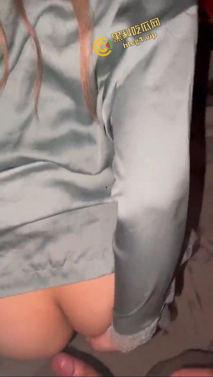 海南琼海人妻反差母狗『江晨』与男友房间后入爆操!骚语淫叫不断!