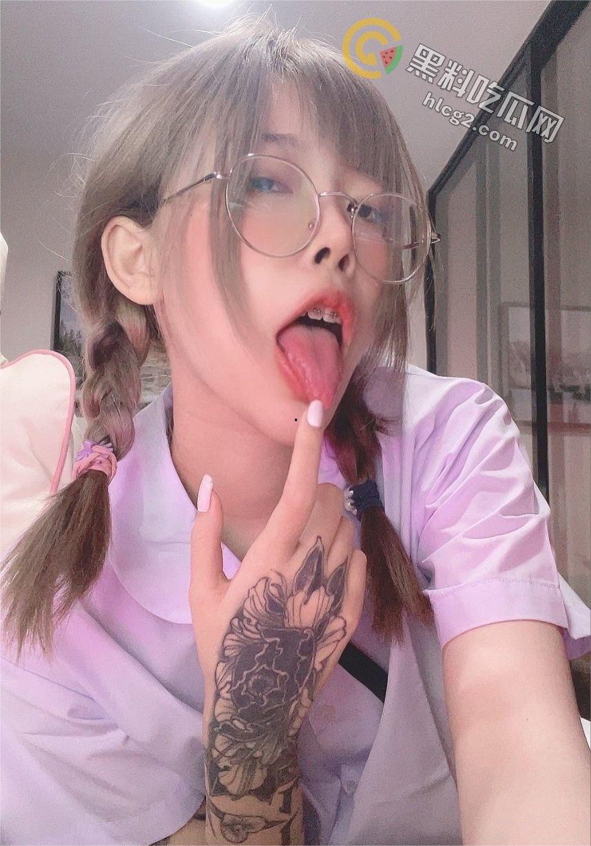 顶级纹身美女OnlyFans(xgina)性感蜜桃胸曝光:私密视频震撼网络