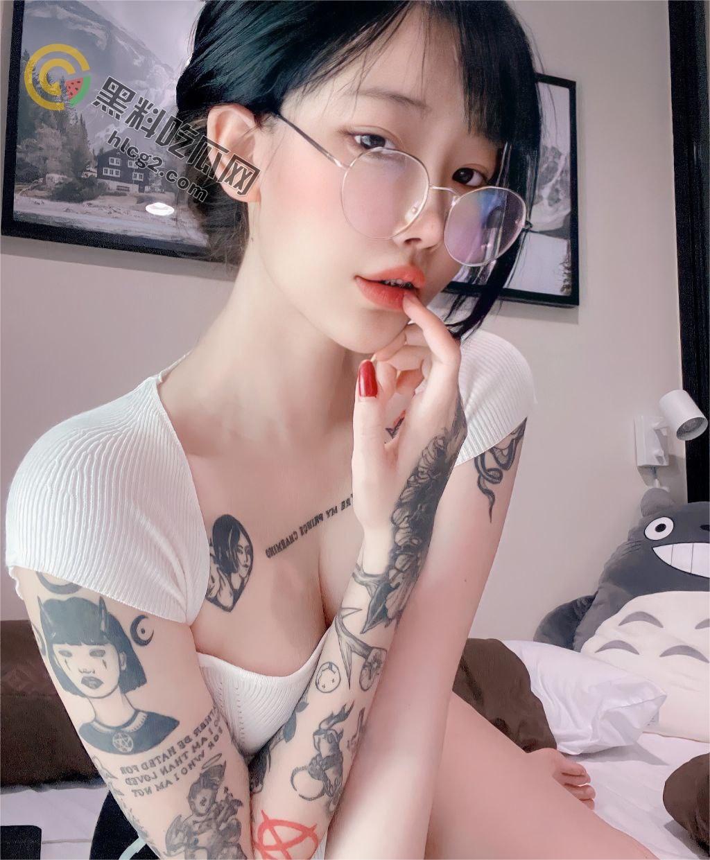 顶级纹身美女OnlyFans(xgina)性感蜜桃胸曝光:私密视频震撼网络