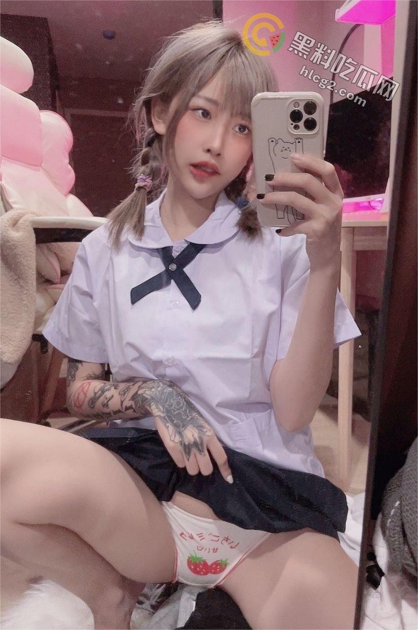 顶级纹身美女OnlyFans(xgina)性感蜜桃胸曝光:私密视频震撼网络