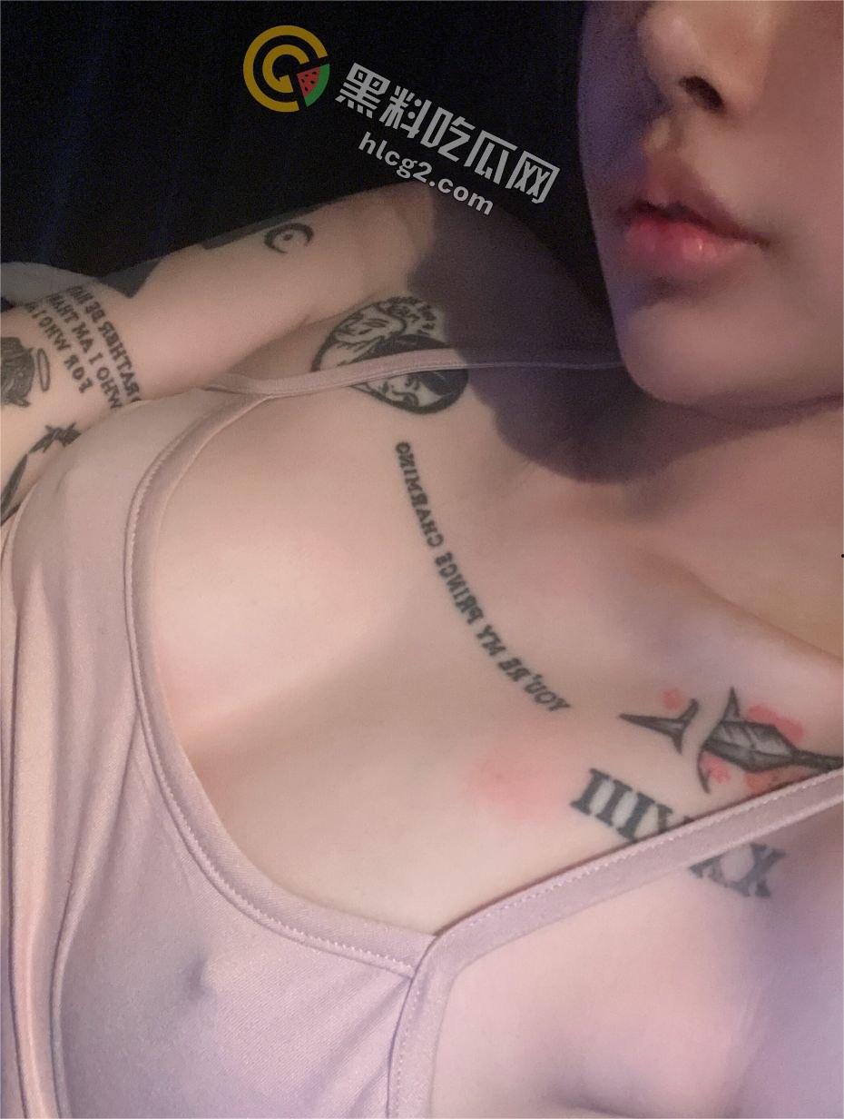 顶级纹身美女OnlyFans(xgina)性感蜜桃胸曝光:私密视频震撼网络