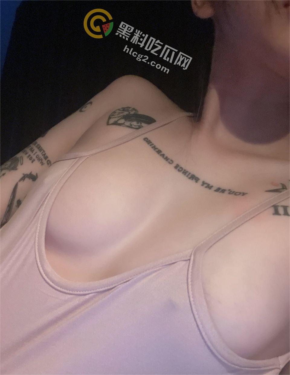 顶级纹身美女OnlyFans(xgina)性感蜜桃胸曝光:私密视频震撼网络