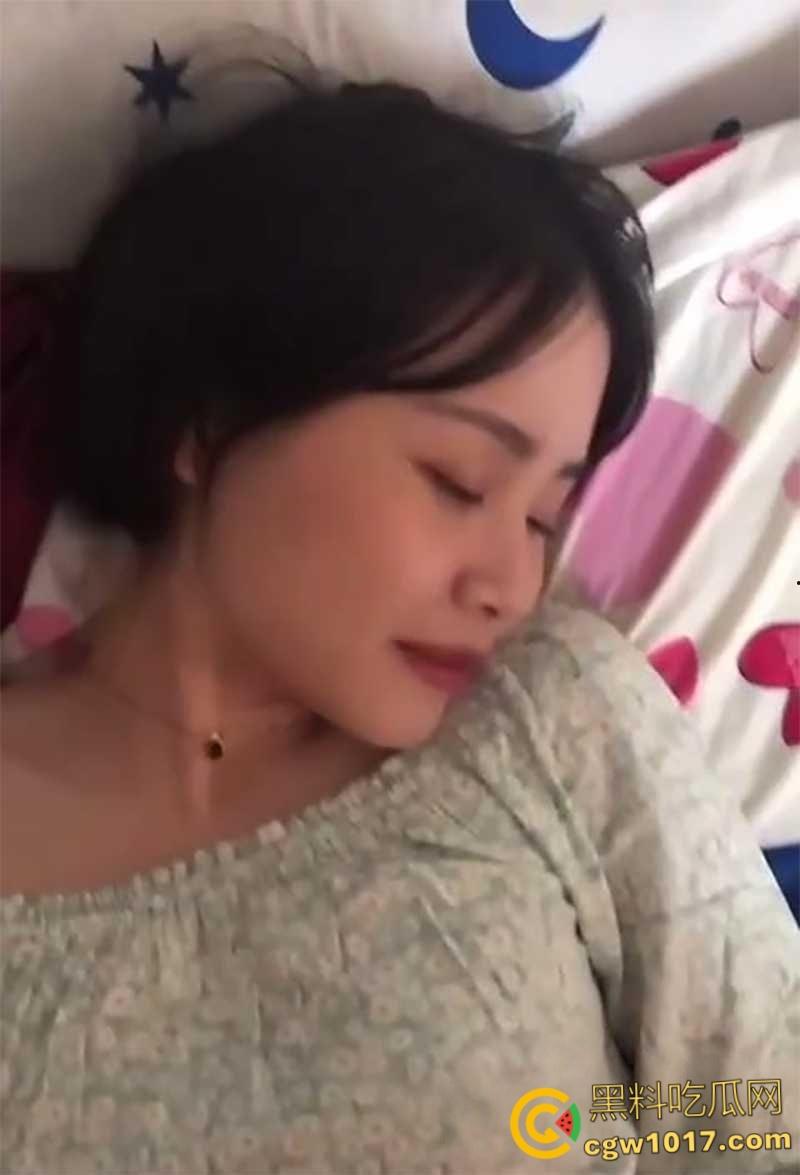 重庆小美女【王妍欣】,颜值堪比幼版杨幂,私下穿JK黑丝约炮后入,舔蛋撸管榨精,花活淫技赛东莞!