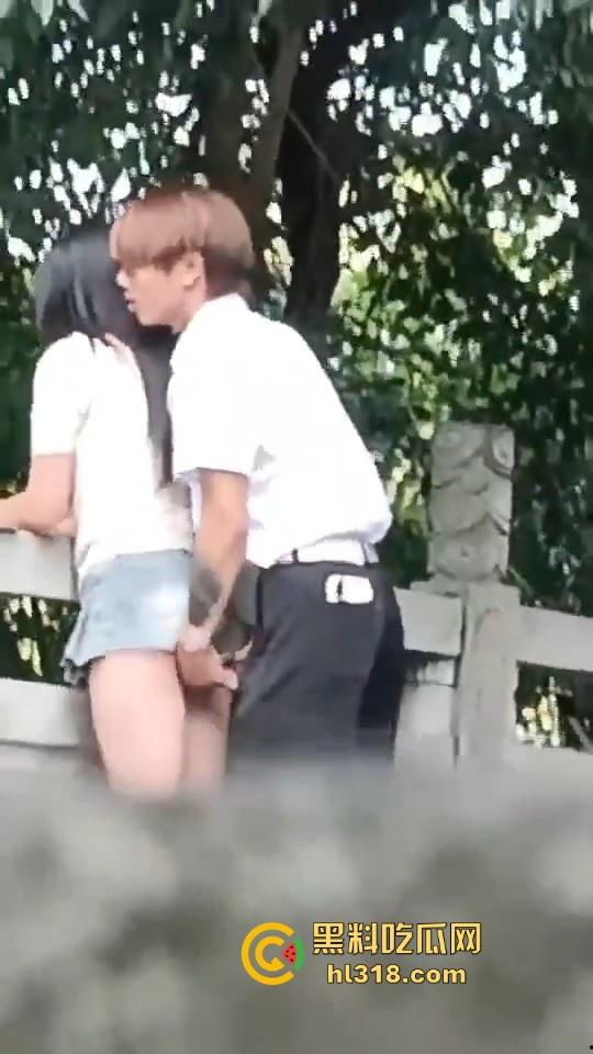 这世道还是黄毛牛逼！精神小伙桥上无套后入学生妹，清纯嫩妹翘起肥臀配合，羡慕黄毛！