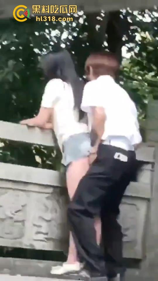 这世道还是黄毛牛逼!精神小伙桥上无套后入学生妹,清纯嫩妹翘起肥臀配合,羡慕黄毛!