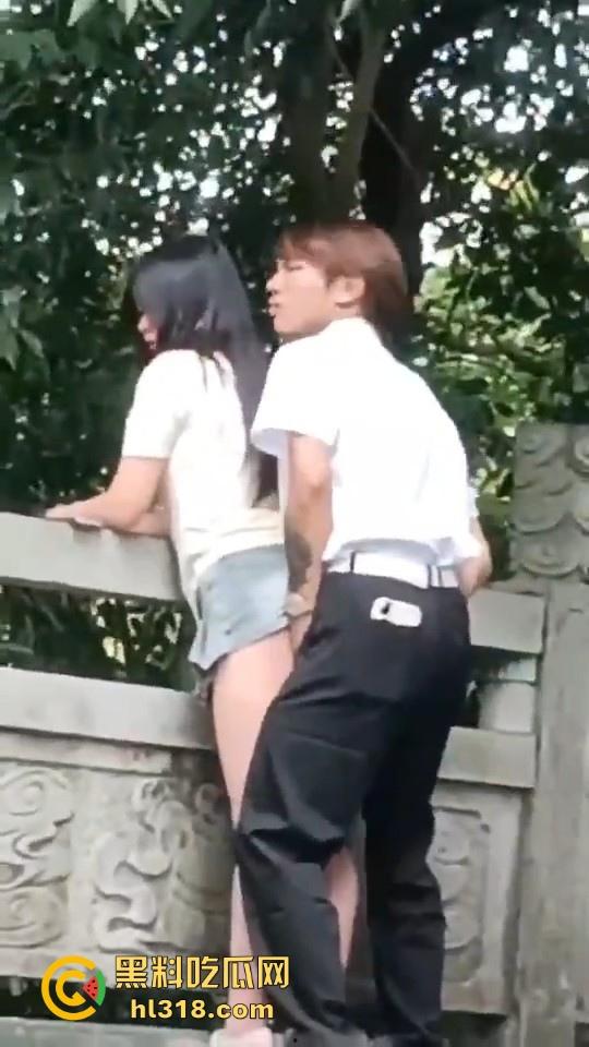 这世道还是黄毛牛逼!精神小伙桥上无套后入学生妹,清纯嫩妹翘起肥臀配合,羡慕黄毛!