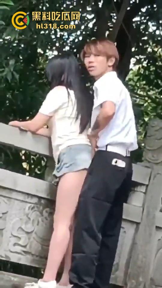 这世道还是黄毛牛逼!精神小伙桥上无套后入学生妹,清纯嫩妹翘起肥臀配合,羡慕黄毛!