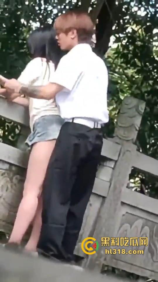 这世道还是黄毛牛逼!精神小伙桥上无套后入学生妹,清纯嫩妹翘起肥臀配合,羡慕黄毛!