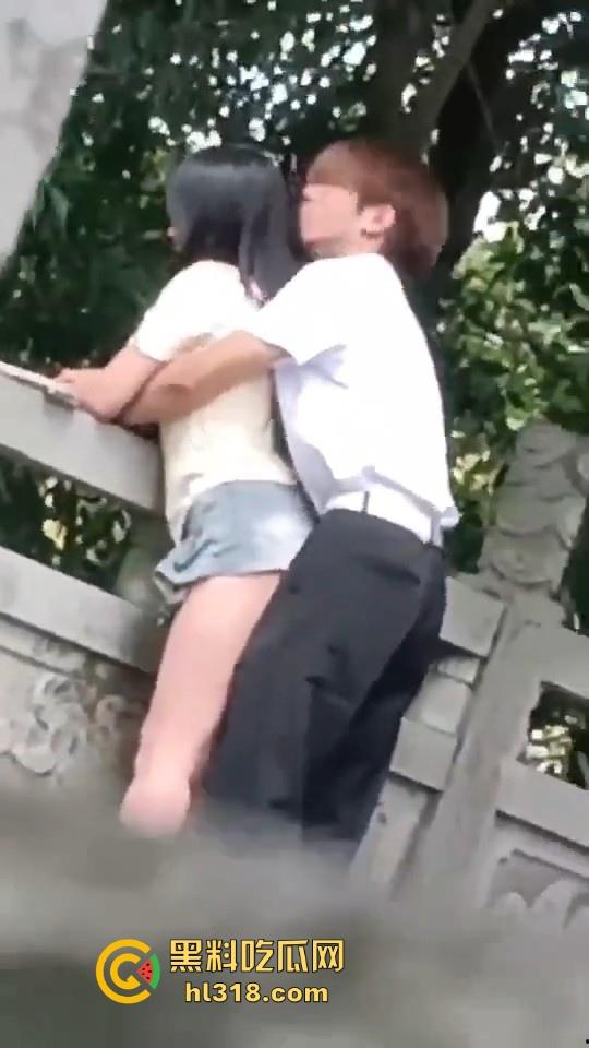 这世道还是黄毛牛逼!精神小伙桥上无套后入学生妹,清纯嫩妹翘起肥臀配合,羡慕黄毛!