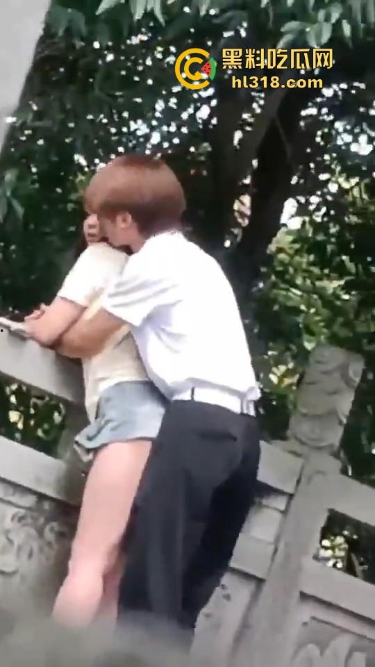 这世道还是黄毛牛逼!精神小伙桥上无套后入学生妹,清纯嫩妹翘起肥臀配合,羡慕黄毛!