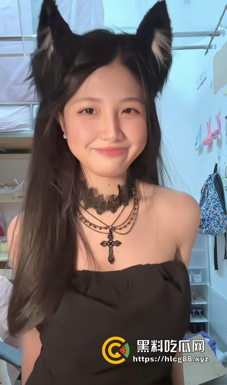 金爸专属定制的高级烟灰缸到货啦!反差性奴母狗在线吃烟灰,不仅是烟灰缸还是被肛塞脚垫!