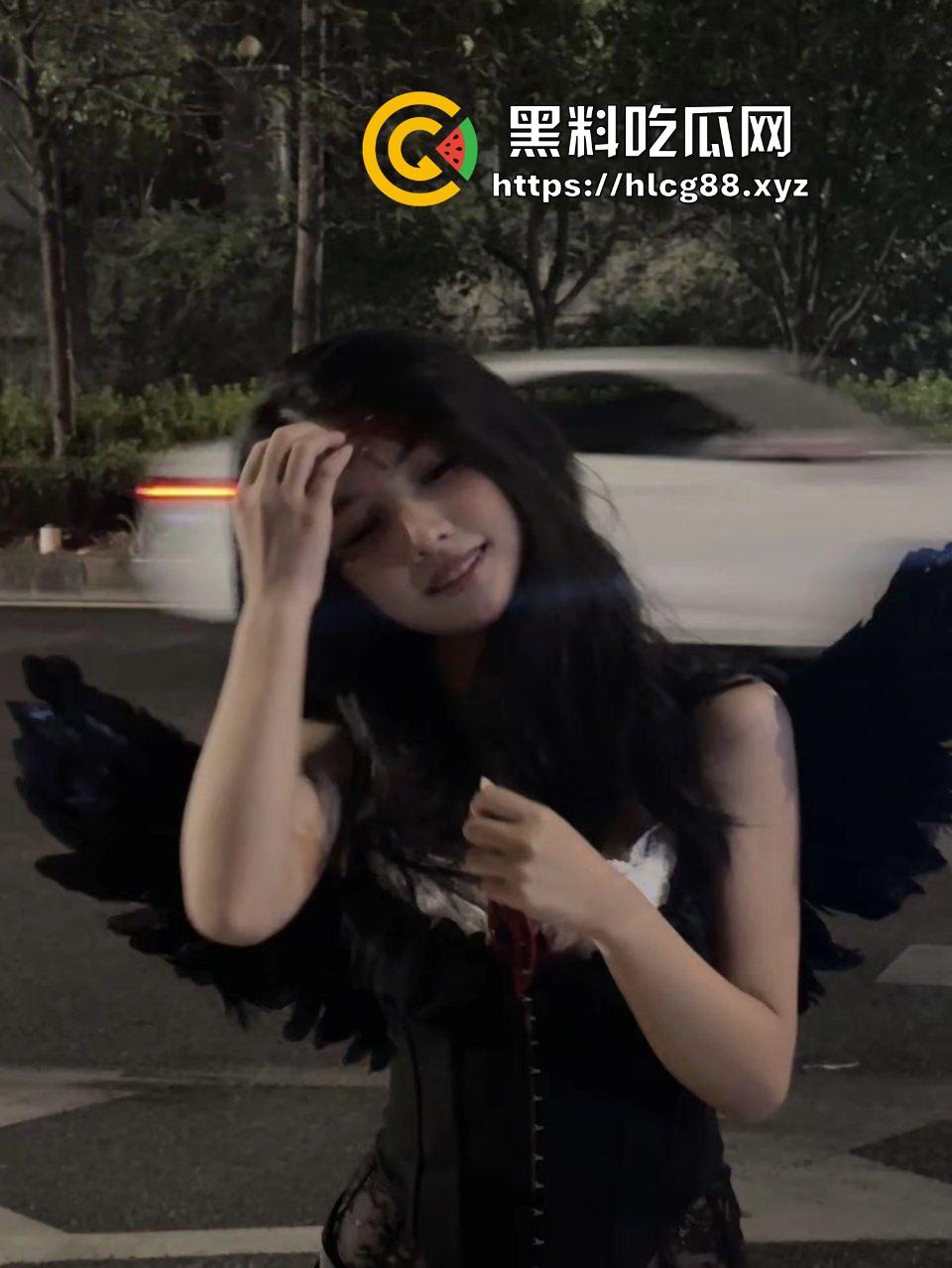 金爸专属定制的高级烟灰缸到货啦!反差性奴母狗在线吃烟灰,不仅是烟灰缸还是被肛塞脚垫!