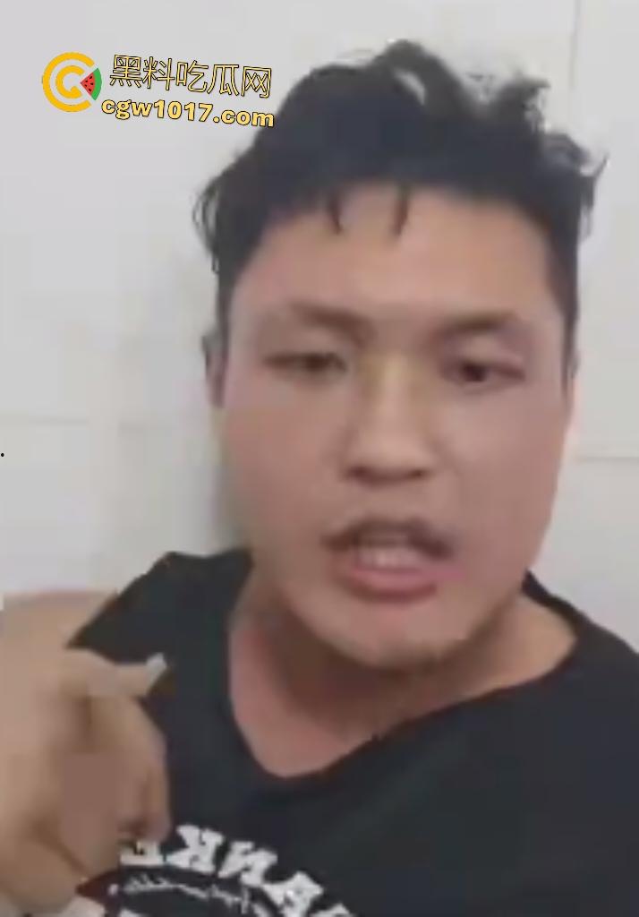 游戏团战关键时刻被老爸关电脑，网瘾儿子阿强直接打亲爸头破血流，老爸跪地求饶“我错了”，老妈哭求和解！