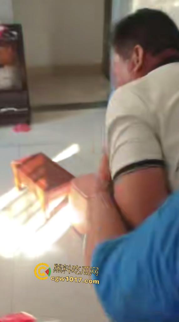 游戏团战关键时刻被老爸关电脑,网瘾儿子阿强直接打亲爸头破血流,老爸跪地求饶“我错了”,老妈哭求和解!